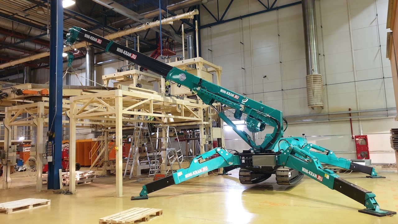 Мини-кран Maeda MC815 сраставленными опорами устанавливает колонны