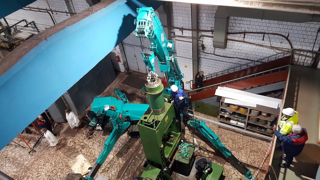 Мини-кран Maeda MC815 сраставленными опорами устанавливает колонны